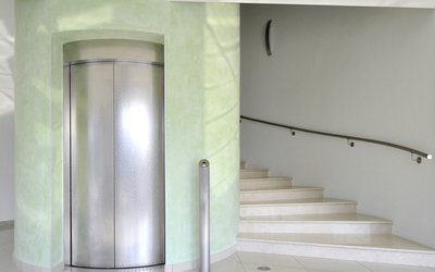 Elegante ascensore per scala a chiocciola con finiture di pregio