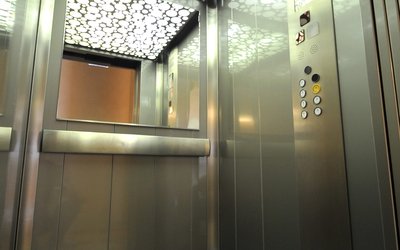 Cabina ascensore con finiture di pregio per condominio elegante