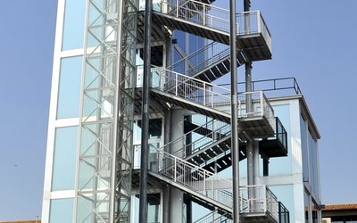 Progettazioned installazione piattaforma elevatrice per uso industriale