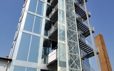 Piattaforma elevatrice per edificio commerciale con struttura esterna autoportante