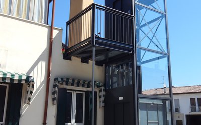 Ascensore esterno per abitazione privata con balcone