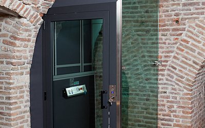 Miniascensore installato all'interno del Castello Estense di Ferrara
